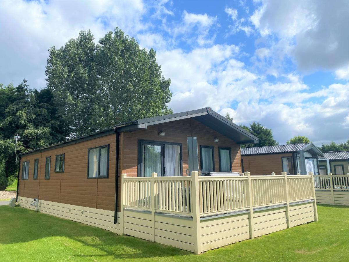 The Yorkshire Burrow Lodge With Hot Tub Zewnętrze zdjęcie